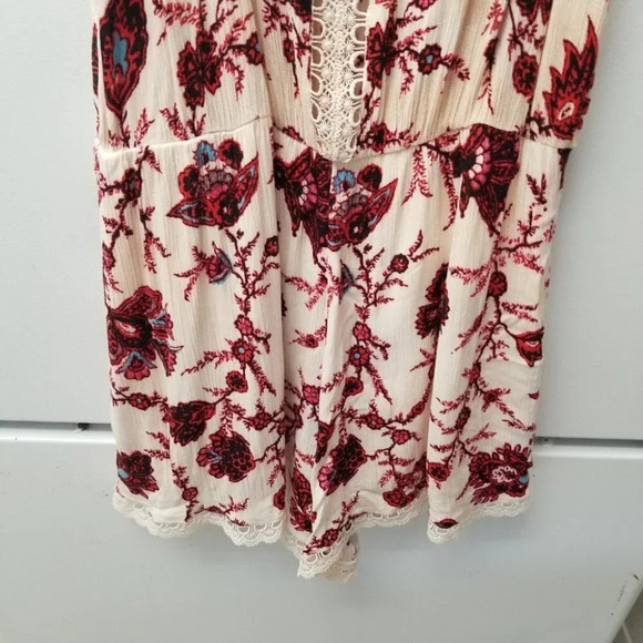 ASTR The  Label Romper Floral Boho Crochet Inset Romper Cream M - Picture 9 of 12